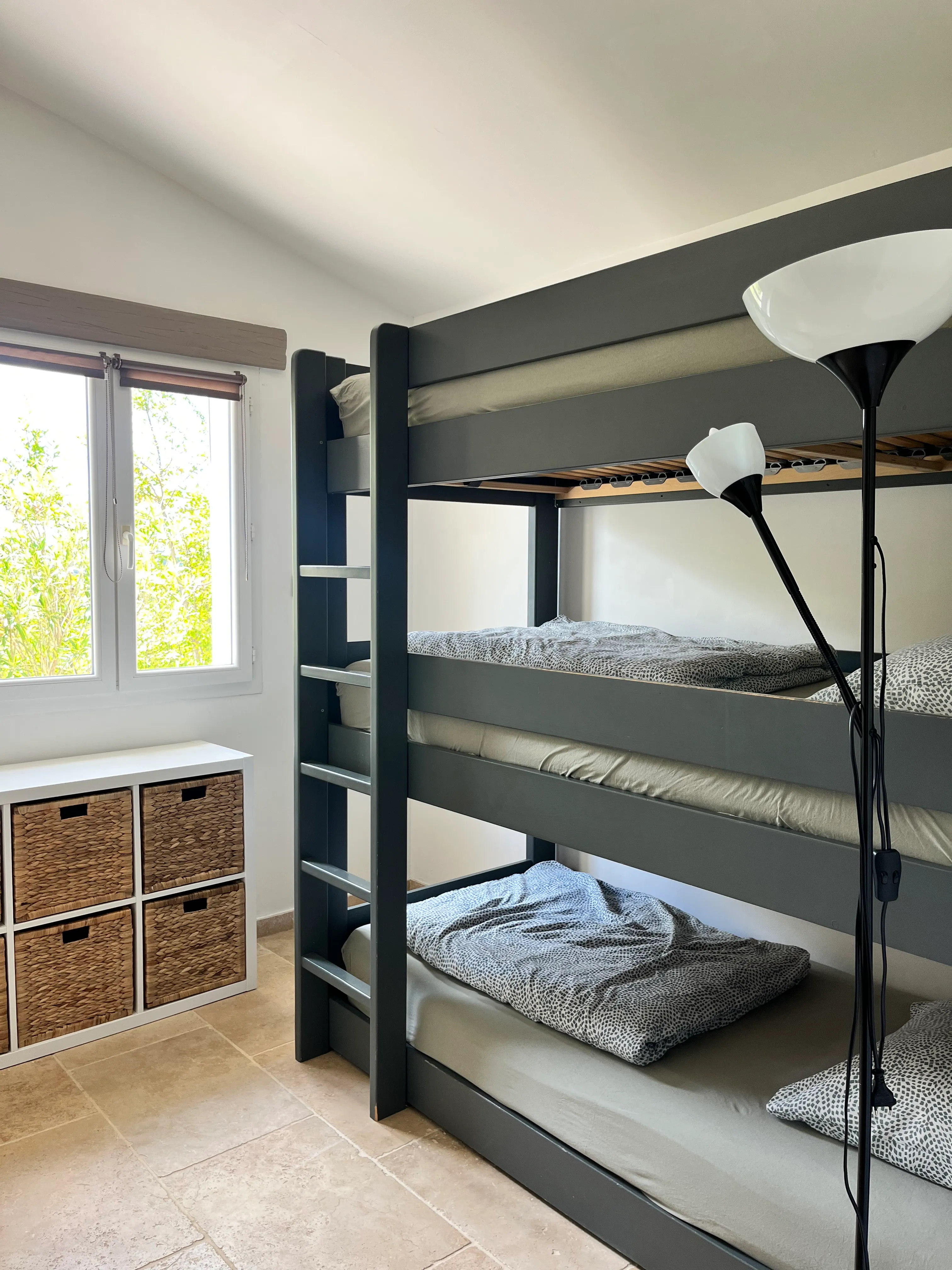 Chambre avec trois lits