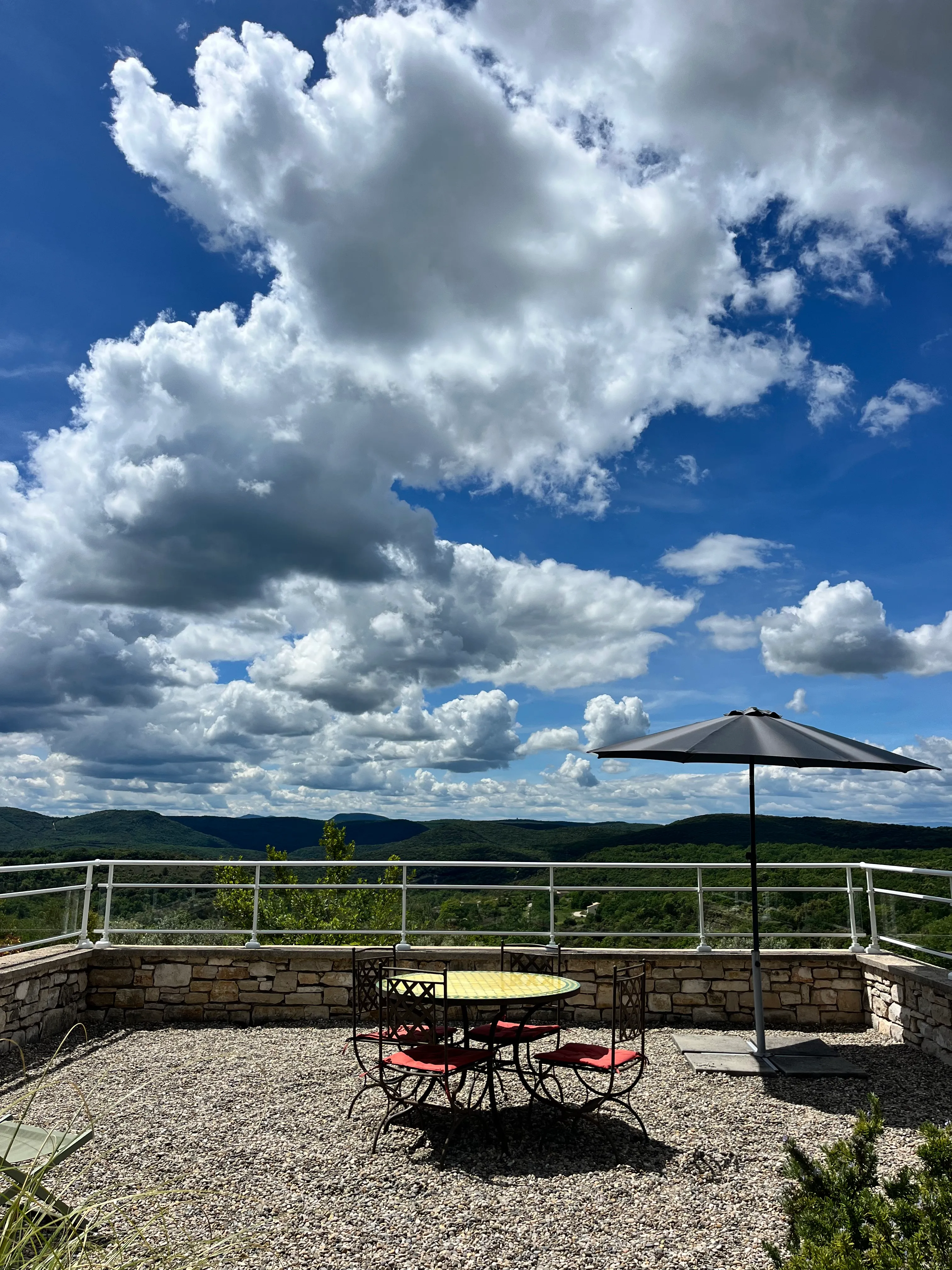 Terrasse du gîte avec vue sur la vallée de la Cèze